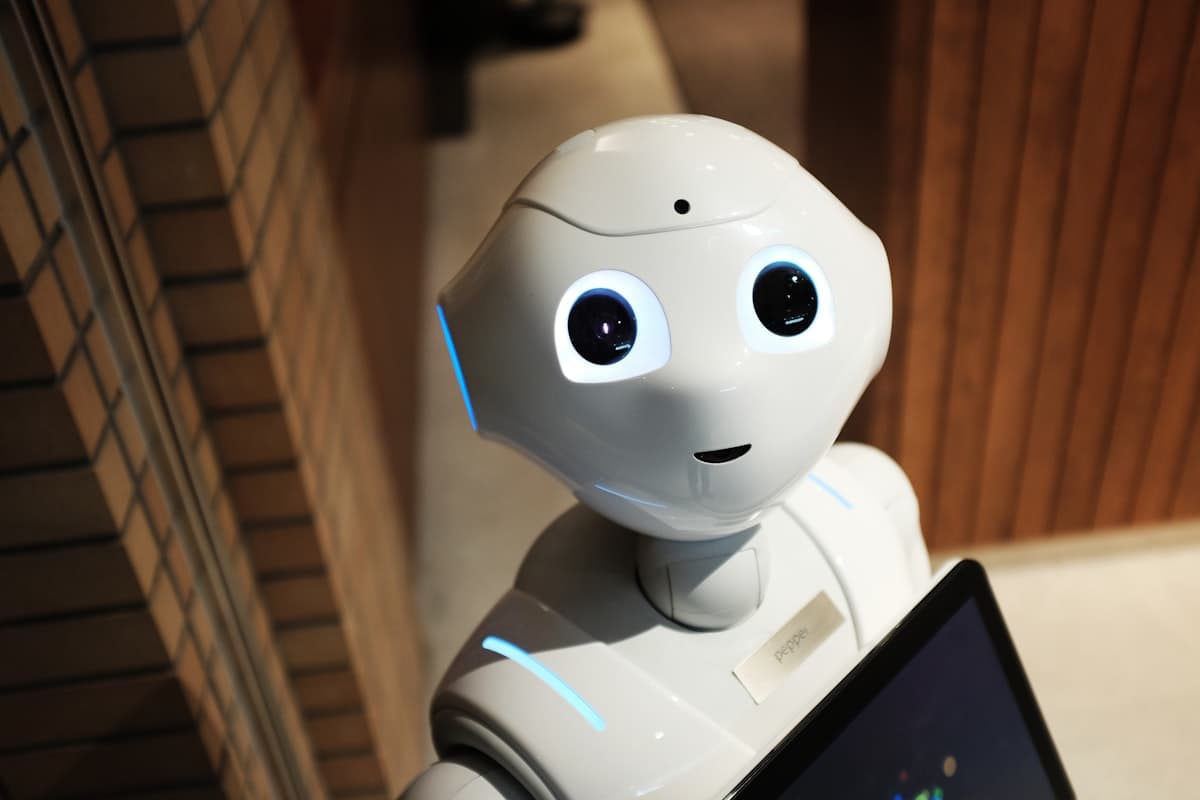 White AI robot representing Allen, the 3G Leads AI phone employee